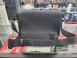 Louis Vuitton Takeoff Messenger Bag, (M57080)